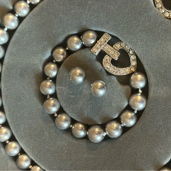Elegant Silver Pearl Jewelry Set - Picture 5 of 6